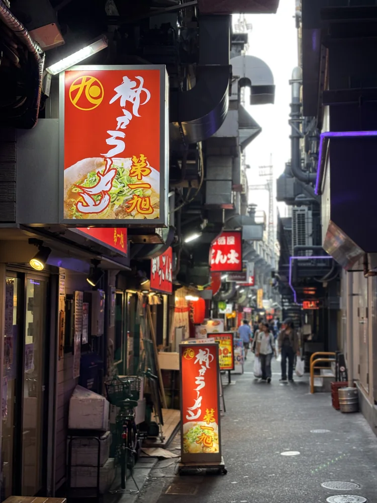 飲食店が並ぶ路地