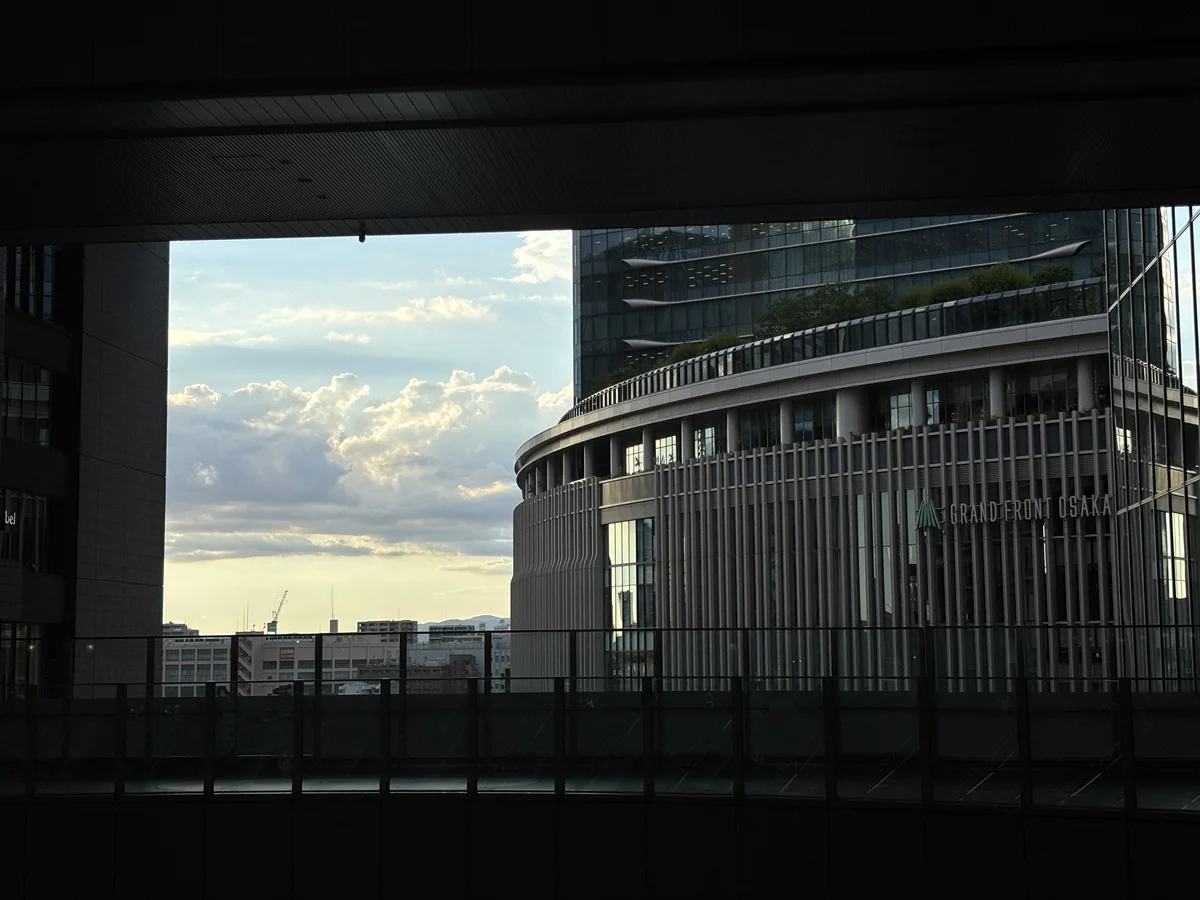 建物の間から見える大阪の空